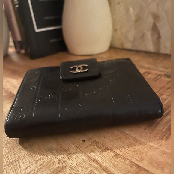 CHANEL Lucky Charms Symbols Compact Wallet in Black Calfskin Leather - Picture 5 of 10